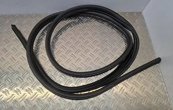 BMW 3 E90 E91 Front door rubber seal 7247257