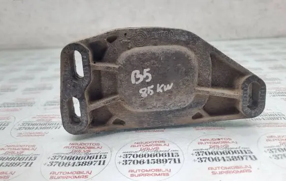 Volkswagen PASSAT B5 Engine mounting bracket 8D0199335Q