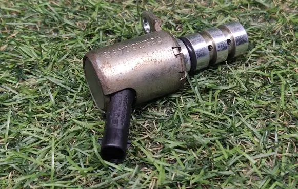 Volkswagen Jetta VI Camshaft vanos timing valve 06E115243G