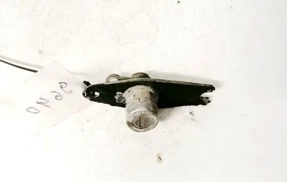 Chevrolet Captiva Front door lock (next to the handle) 