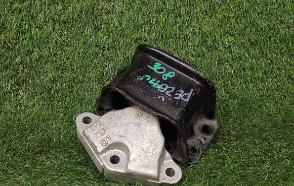 Peugeot 308 Engine mount bracket 9636583980 9636270080