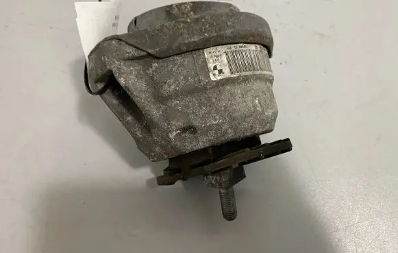 BMW 5 E60 E61 Engine mount bracket 6769874