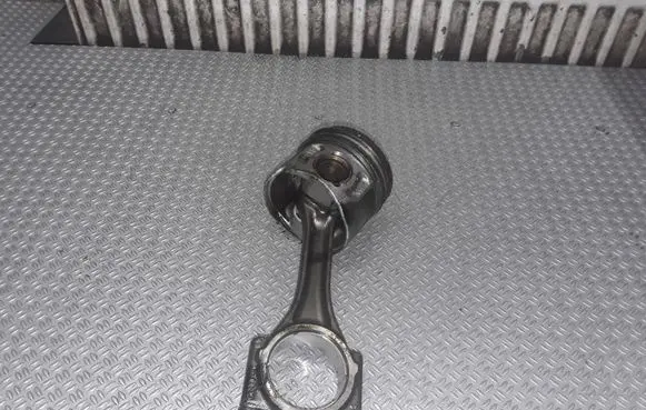 Volkswagen Touran I Piston with connecting rod