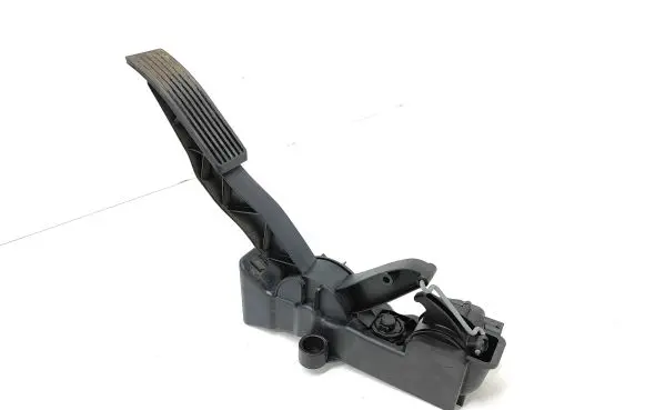Mercedes-Benz B W245 Accelerator throttle pedal A1693000104 080610 000813