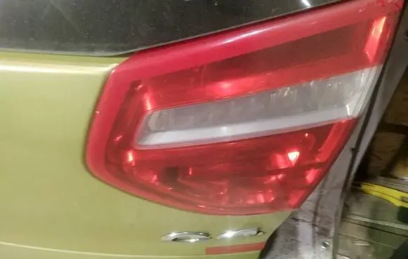Tailgate rear/tail lights