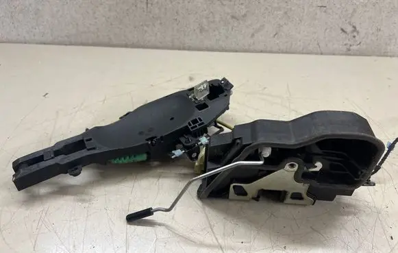 BMW X1 E84 Front door lock 7229461