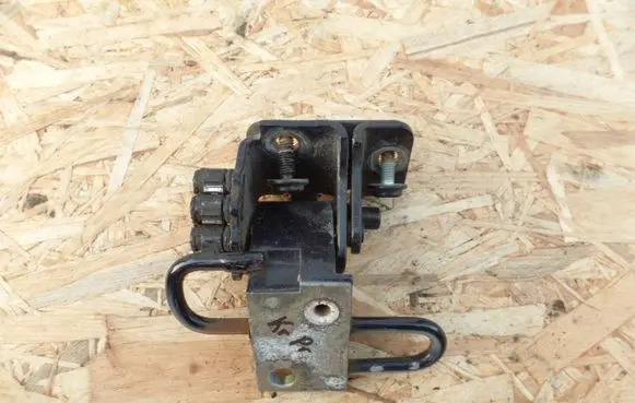 Audi A4 S4 B6 8E 8H Front door lower hinge 8E0831411