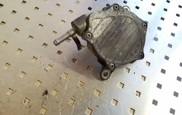 Toyota Avensis T270 Vacuum pump 26060958
