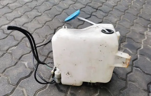 Honda FR-V Windshield washer fluid reservoir/tank