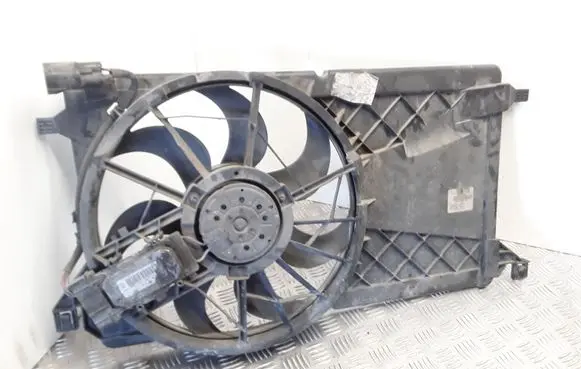 Ford Focus Radiator cooling fan shroud