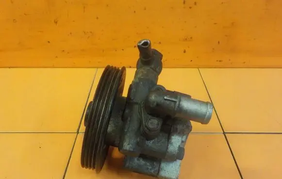 Opel Insignia A Power steering pump 13309333 30C2