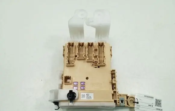 Toyota RAV 4 (XA40) Fuse module 8273042821