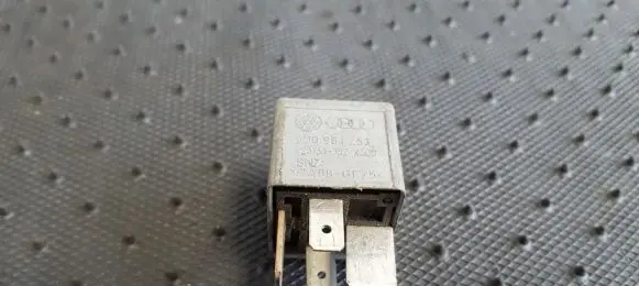 Volkswagen PASSAT B5 Other relay 8D0951253 V23134-J52-X300