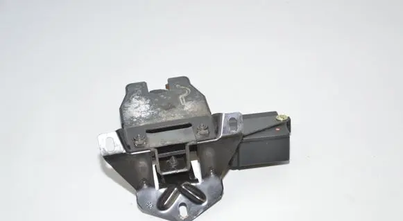 BMW 5 E39 Tailgate/trunk/boot lock/catch/latch 8168892