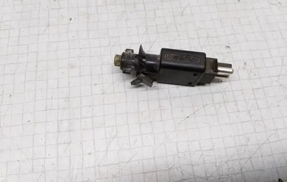 Mercedes-Benz E W124 Brake pedal sensor switch 0005457709
