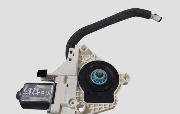 Skoda Yeti (5L) Front door window regulator motor 8K0959811A 140440250186
