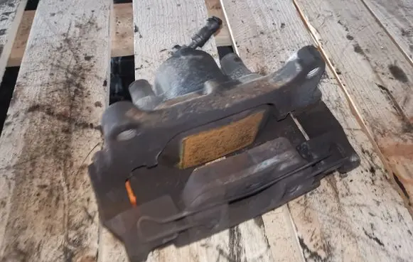 Volkswagen Touran II Front brake caliper