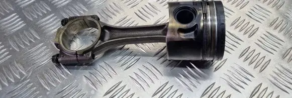 Volkswagen Caddy Piston with connecting rod