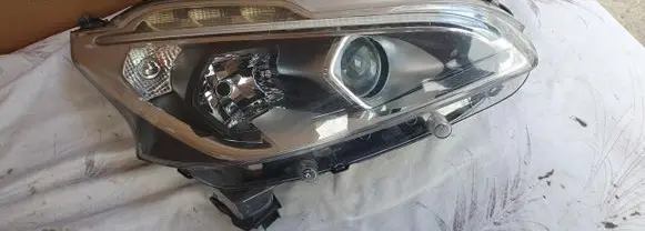 Peugeot 208 I Headlight/headlamp 9810602280