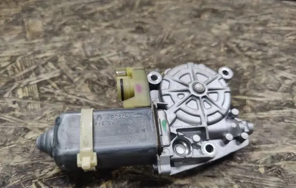 Mercedes-Benz S W140 Front door window regulator motor 0130821503