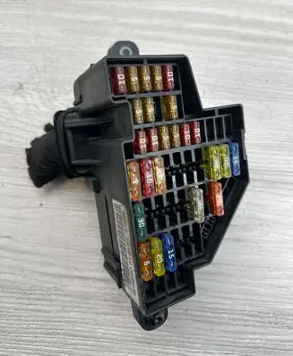 Volkswagen PASSAT B6 Fuse module 26103457 44506