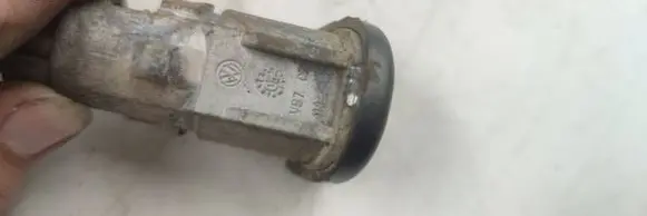 Volkswagen Golf V Front door lock (next to the handle) 