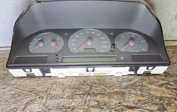 Volvo S70 V70 V70 XC Speedometer (instrument cluster) 9472725 9472523 9168144
