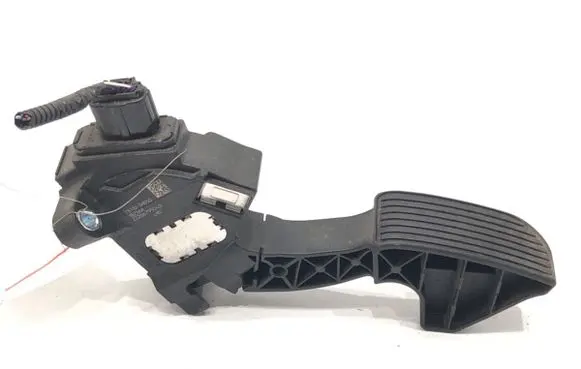 Accelerator throttle pedal
