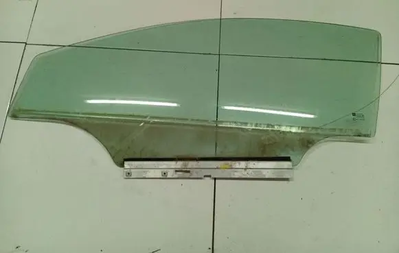 Opel Astra H Front door window glass four-door As2