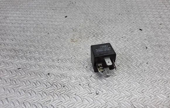 Volkswagen PASSAT B5 Other relay 8D0951253A