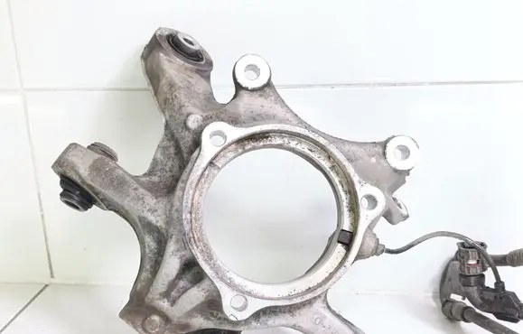 Rear wheel hub spindle/knuckle