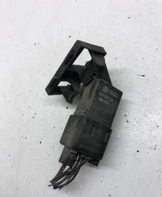 Volkswagen PASSAT B6 Glow plug pre-heat relay 038907281D 0281003038
