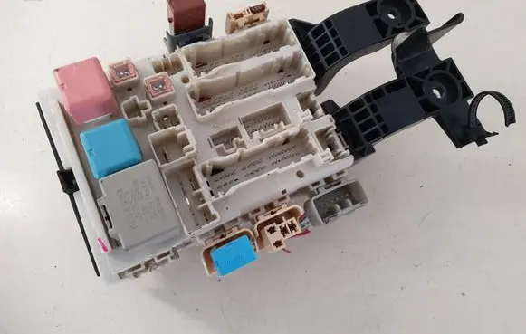 Toyota Urban Cruiser (XP110) Fuse module 8273052F20