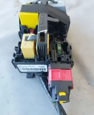 Peugeot 2008 I Fuse module 9806192580