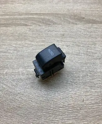 Toyota Avensis T250 Electric window control switch 8481005050