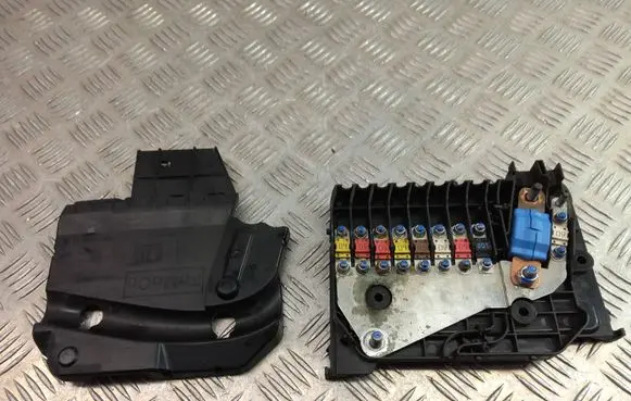 Ford C-MAX II Fuse module AV6T14A067BC