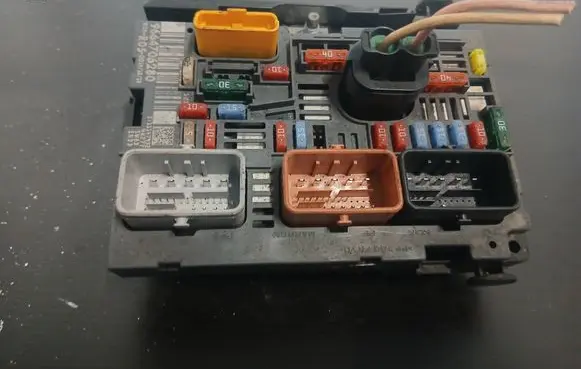 Peugeot 308 Fuse module 9664706280