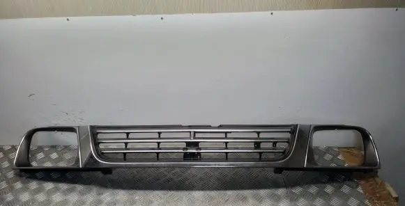 Mitsubishi L200 Front bumper upper radiator grill 