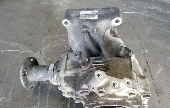 Nissan X-Trail T30 Gearbox transfer box case XUK 02100