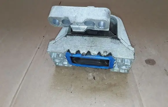 Skoda Yeti (5L) Engine mount bracket 1K0199262