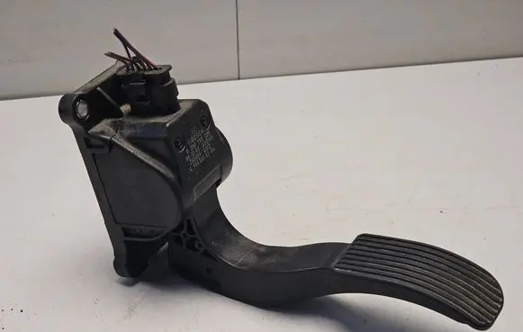 Mercedes-Benz Vito Viano W639 Accelerator throttle pedal 0280755025