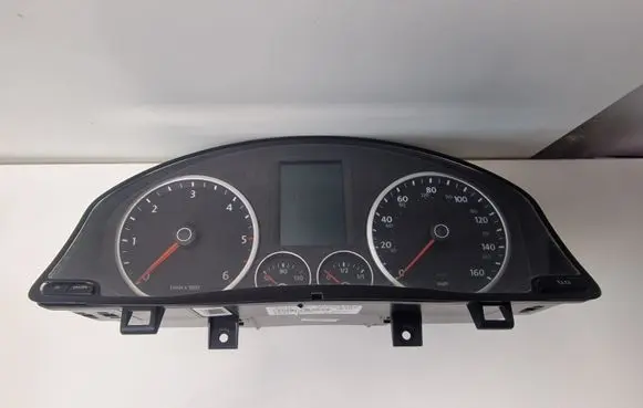 Volkswagen Tiguan Speedometer (instrument cluster) 5N0920970D