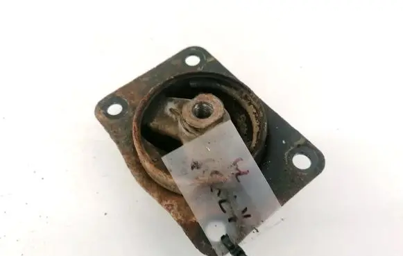 Suzuki SX4 Engine mount bracket