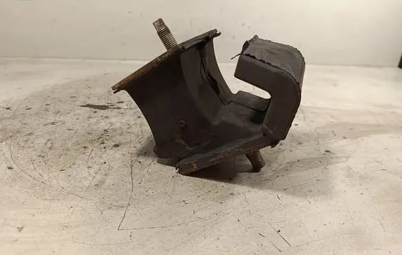 Nissan Navara D40 Engine mount bracket 11220EB300