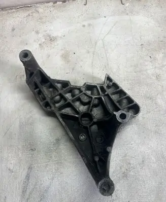 Volkswagen PASSAT B6 Engine mounting bracket 03G199207F A15190D3 V200KTS7