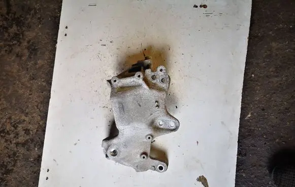 Opel Vivaro Engine mounting bracket 112313054R