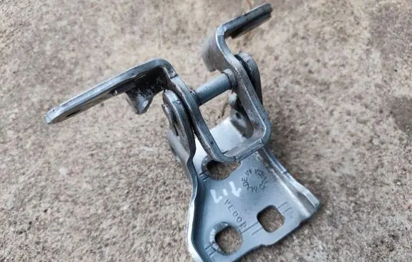 Chrysler 300 - 300C Front door lower hinge 
