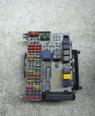 Opel Zafira A Fuse module 90589966