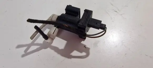 Mercedes-Benz C W203 Vacuum valve A2039000179 07482