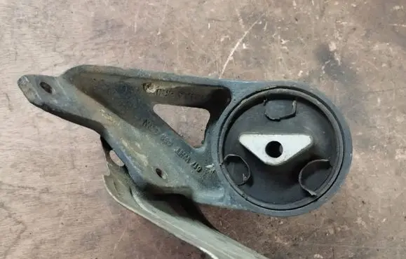 Dodge Durango I Engine mount bracket